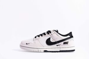 NIKE SB Dunk Low Black and white